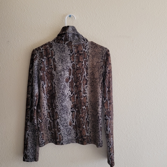 Snakeprint turtleneck! - Picture 5 of 5